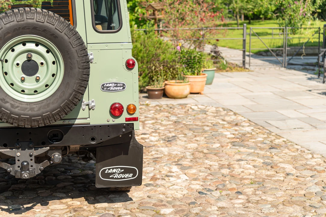2016 Land Rover Defender 110 - Image 18 of 31