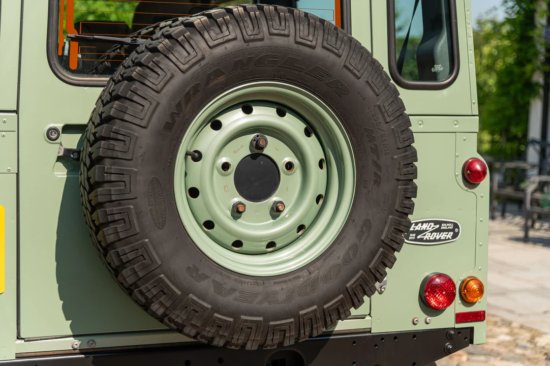 2016 Land Rover Defender 110 - Image 26 of 31