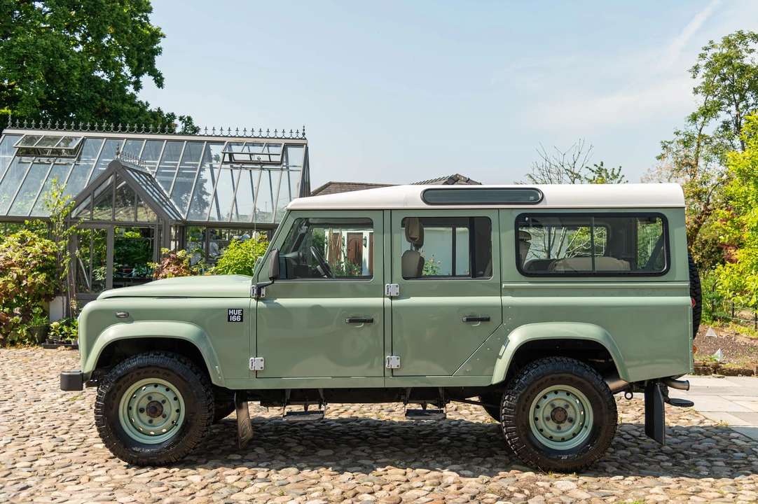 2016 Land Rover Defender 110 - Image 8 of 31
