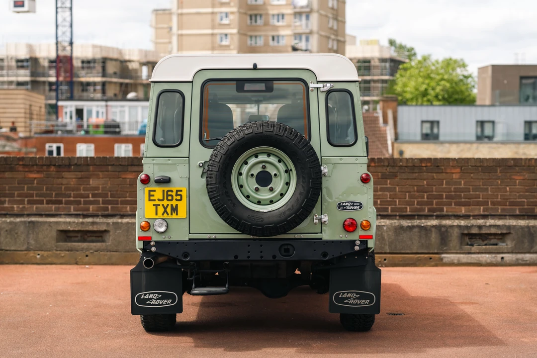2015 Land Rover Defender 110 - Image 6 of 31
