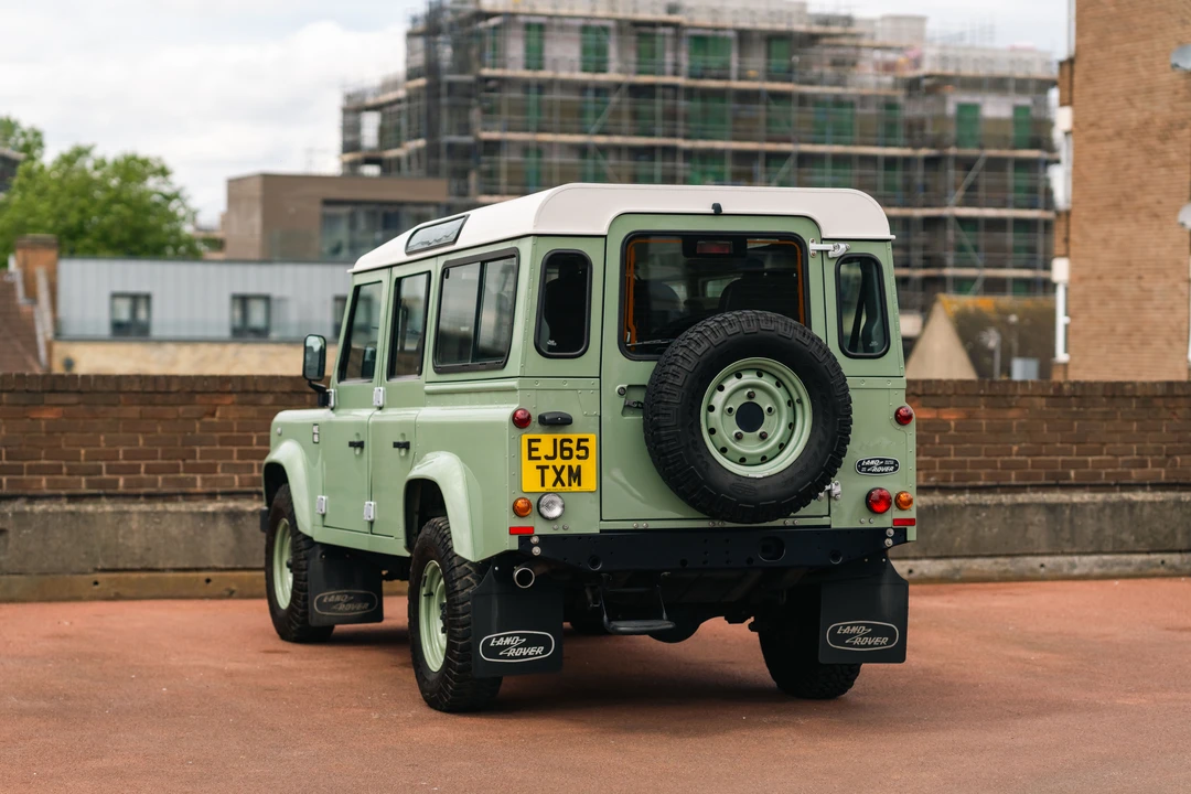 2015 Land Rover Defender 110 - Image 13 of 31