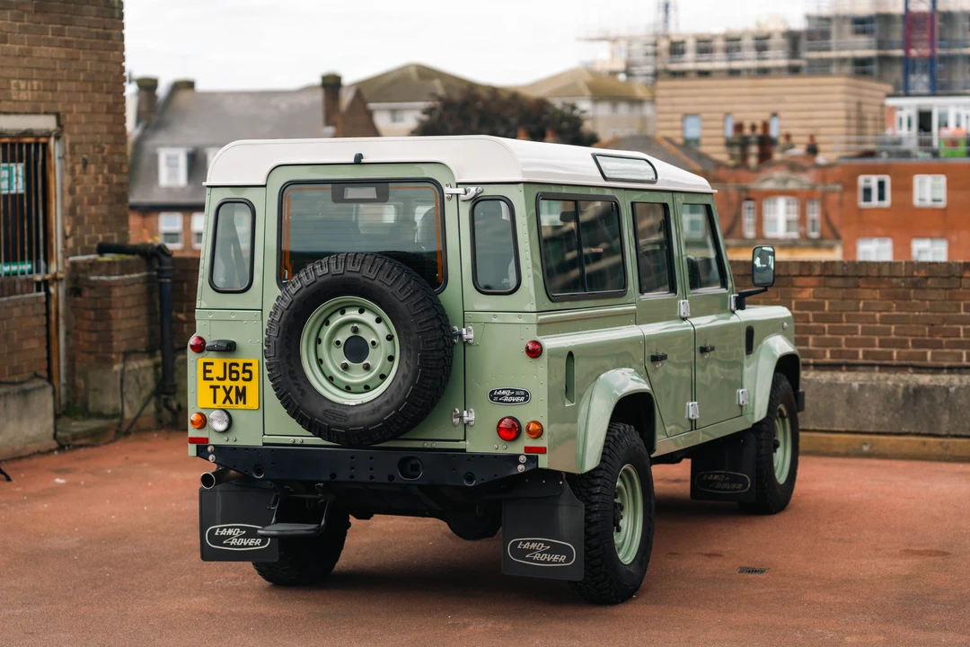 2015 Land Rover Defender 110 - Image 14 of 31
