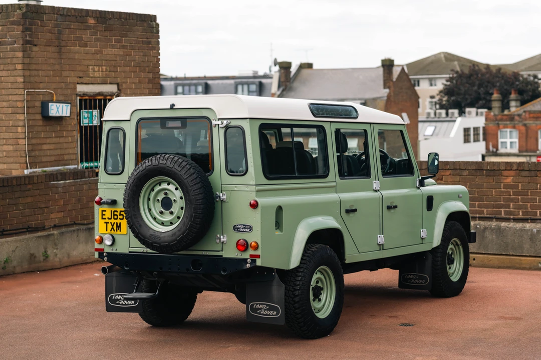 2015 Land Rover Defender 110 - Image 7 of 31