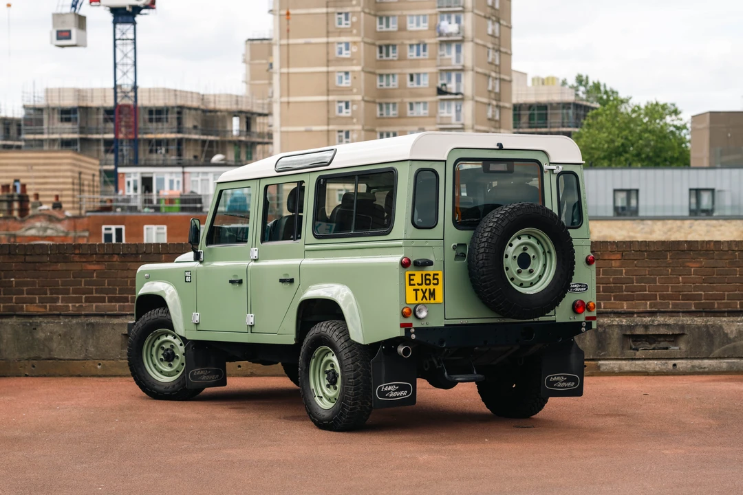 2015 Land Rover Defender 110 - Image 5 of 31