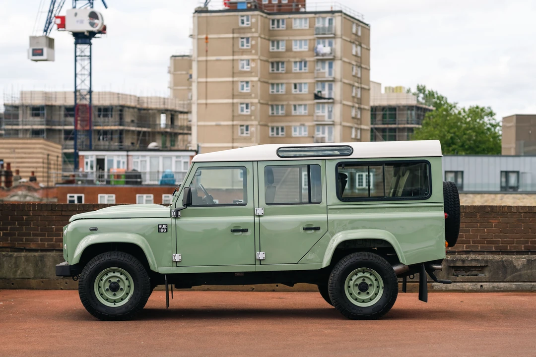 2015 Land Rover Defender 110 - Image 4 of 31