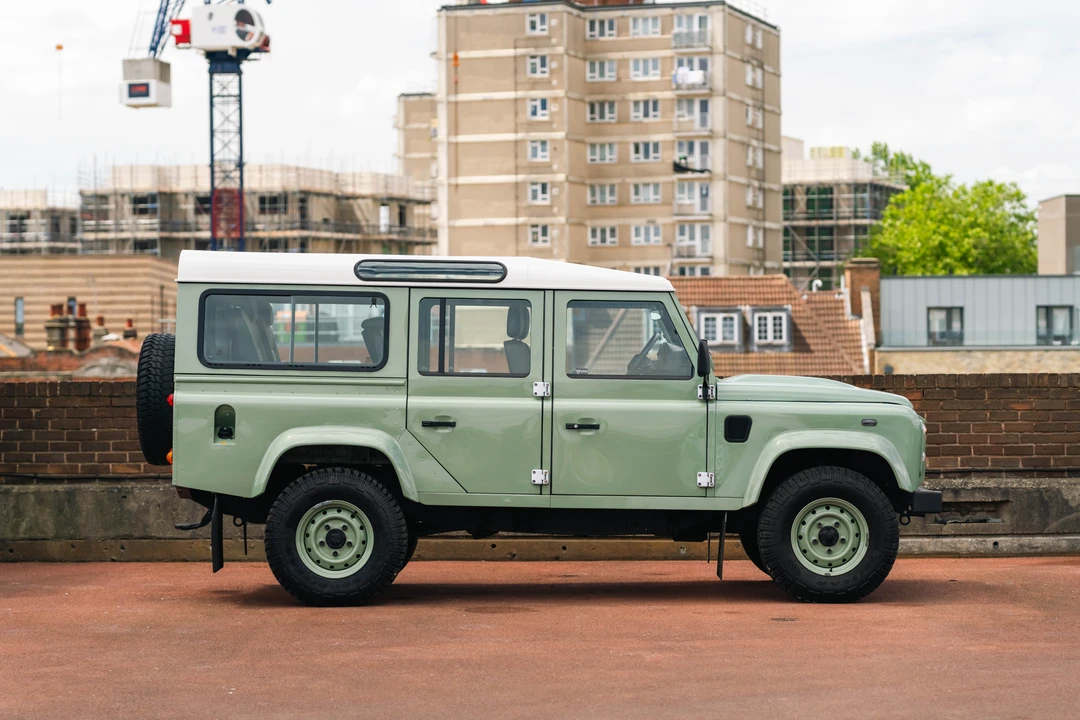 2015 Land Rover Defender 110 - Image 8 of 31