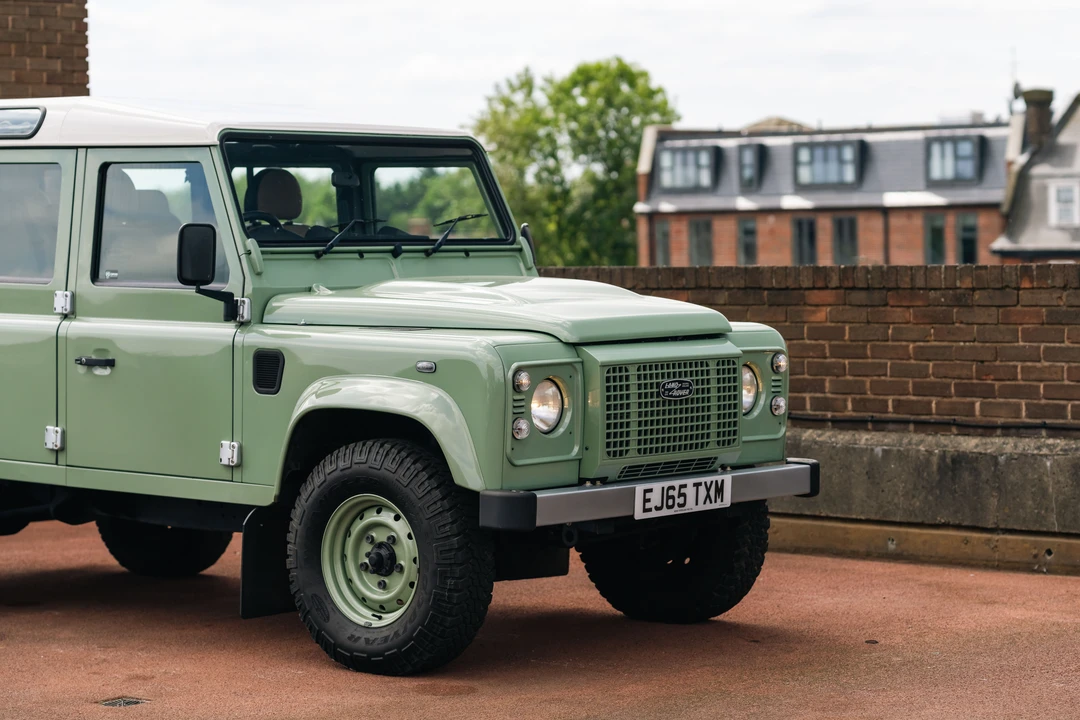 2015 Land Rover Defender 110 - Image 16 of 31