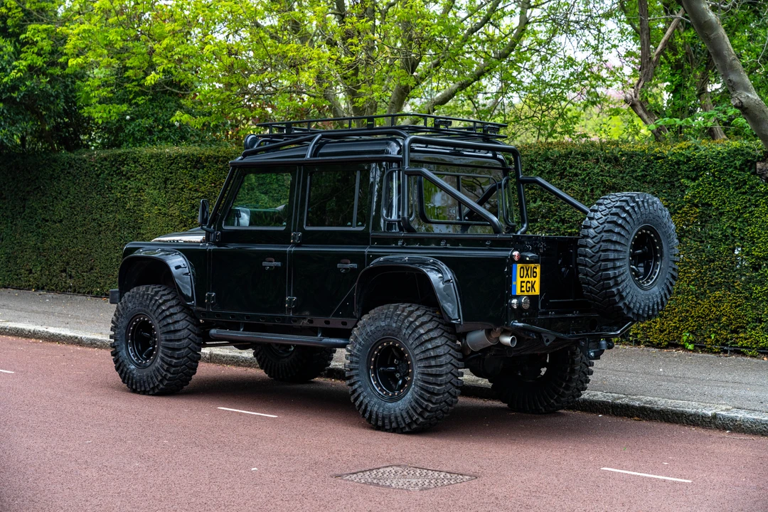 2016 Land Rover Defender 110 - Image 5 of 31