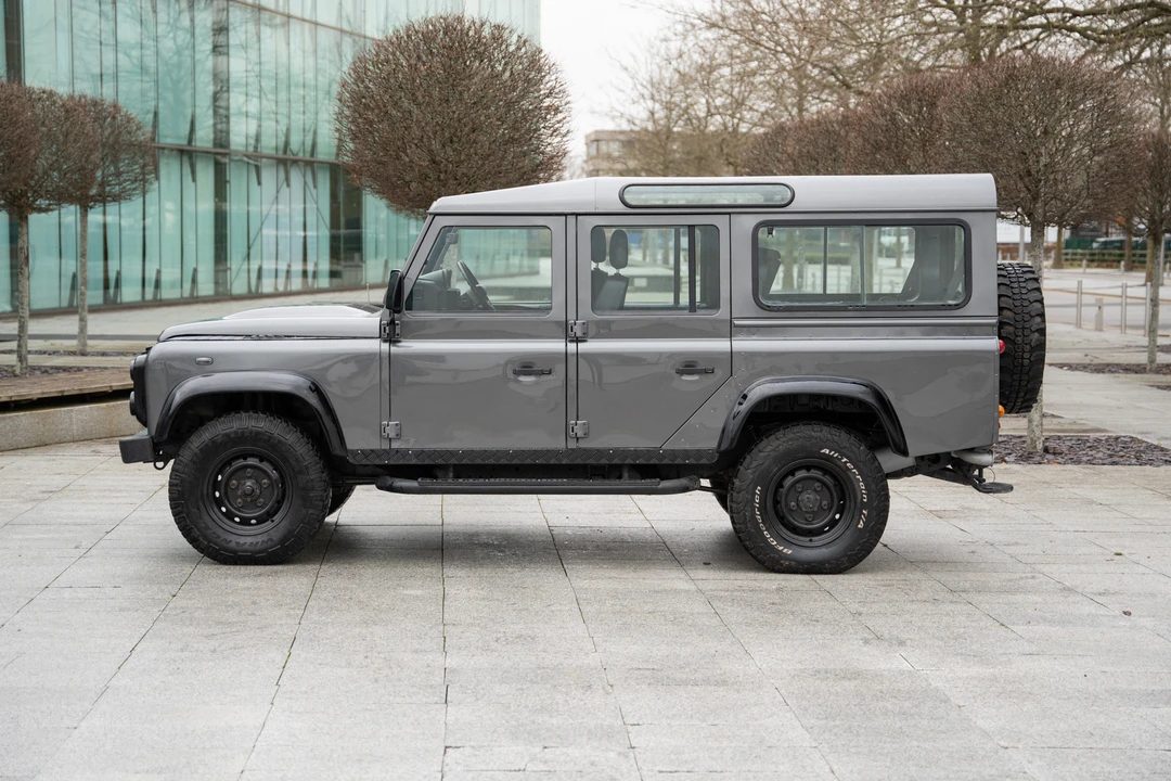 2016 Land Rover Defender 110 - Image 5 of 31