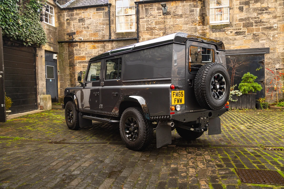 2016 Land Rover Defender 110 - Image 5 of 31