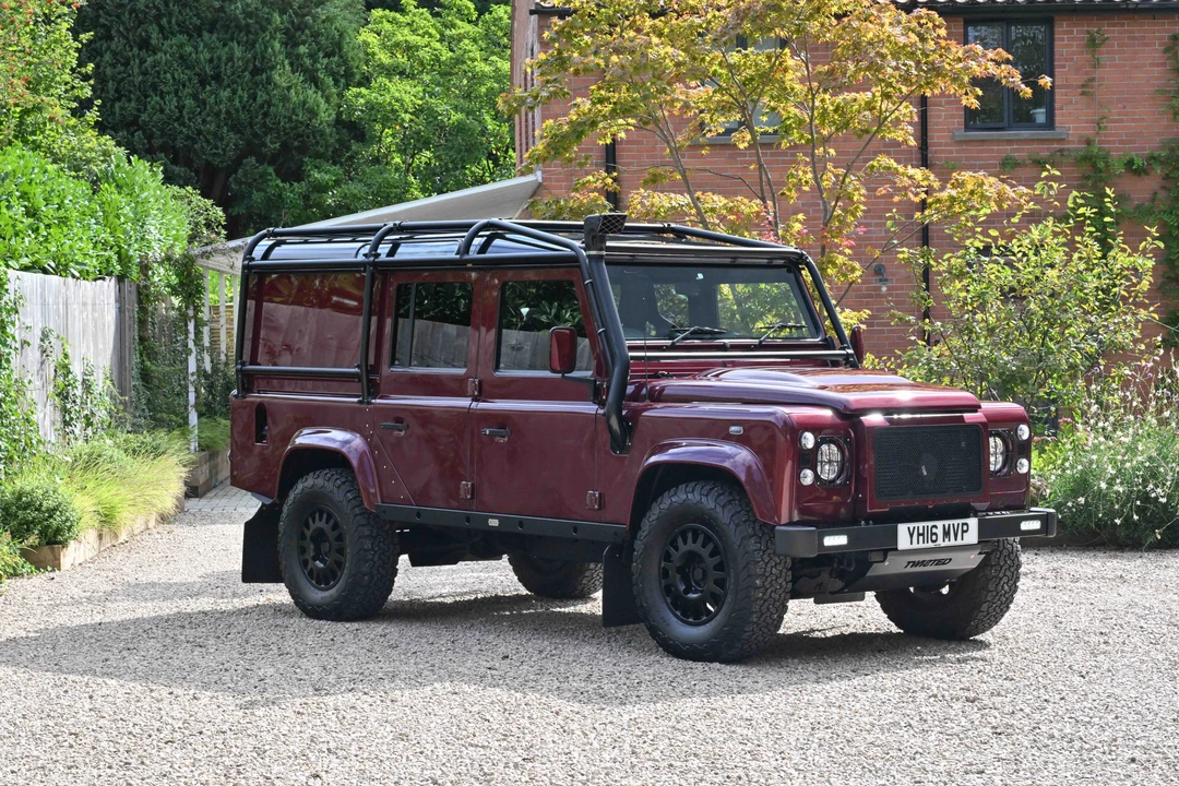 2016 Land Rover Defender 110 - Image 11 of 31