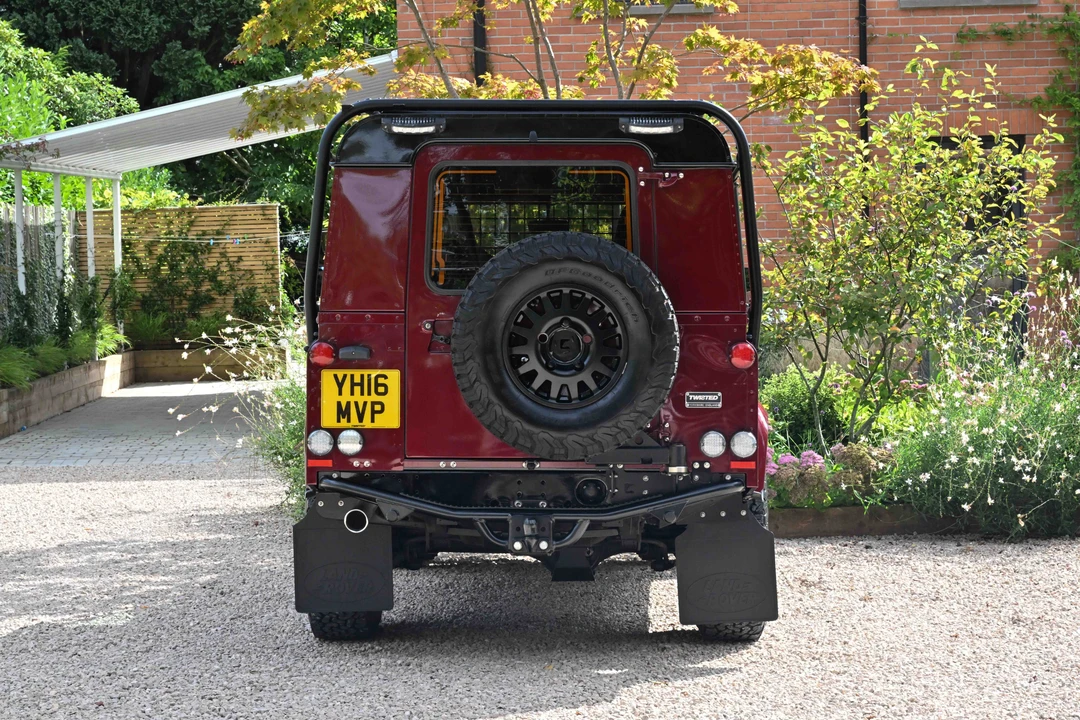 2016 Land Rover Defender 110 - Image 14 of 31