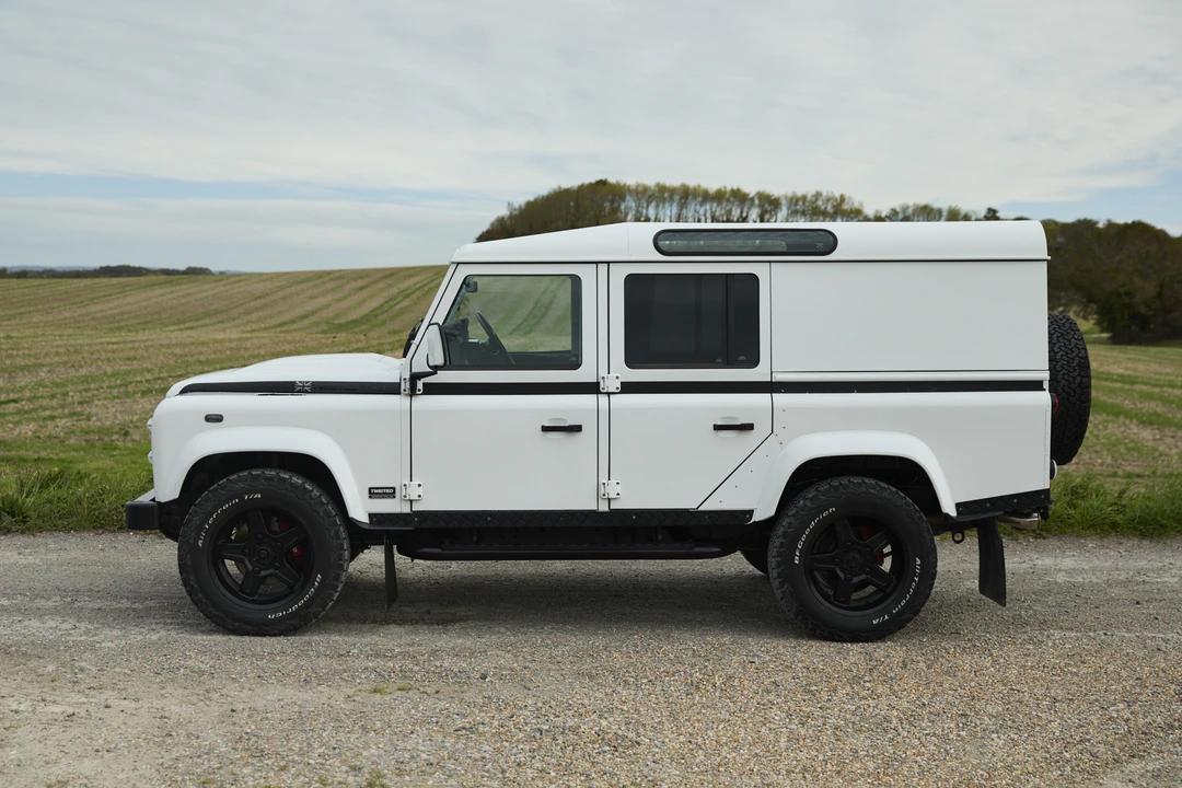 2016 Land Rover Defender 110 - Image 8 of 31