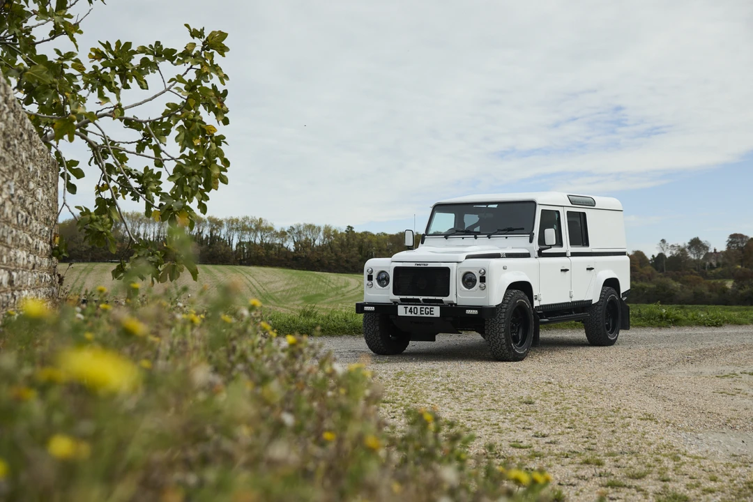 2016 Land Rover Defender 110 - Image 14 of 31