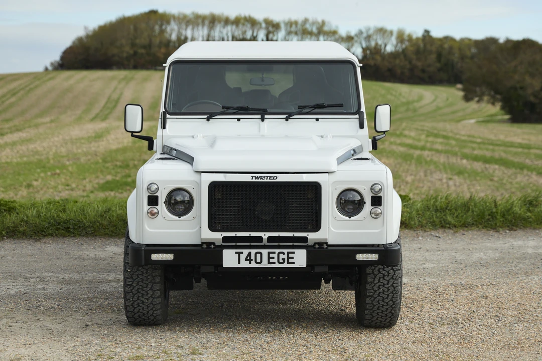 2016 Land Rover Defender 110 - Image 2 of 31
