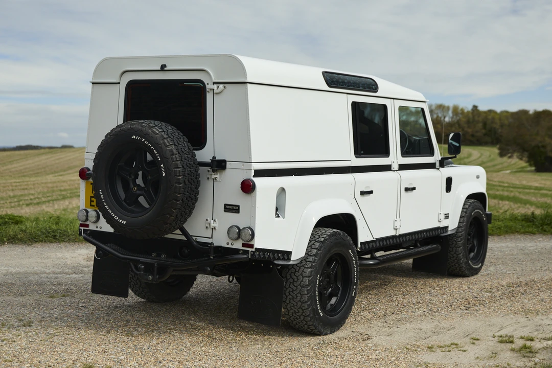 2016 Land Rover Defender 110 - Image 5 of 31