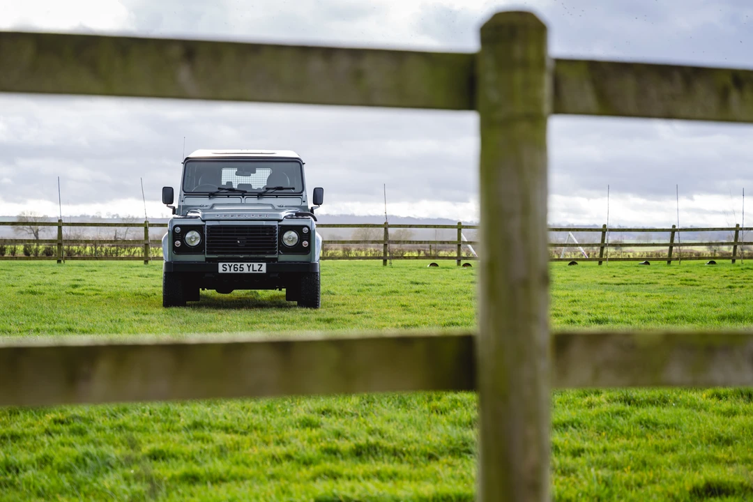 2016 Land Rover Defender 110 - Image 14 of 31