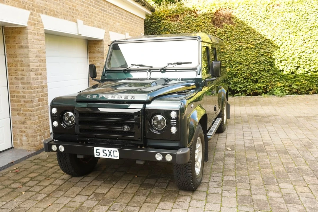 2016 Land Rover Defender 110 - Image 5 of 30