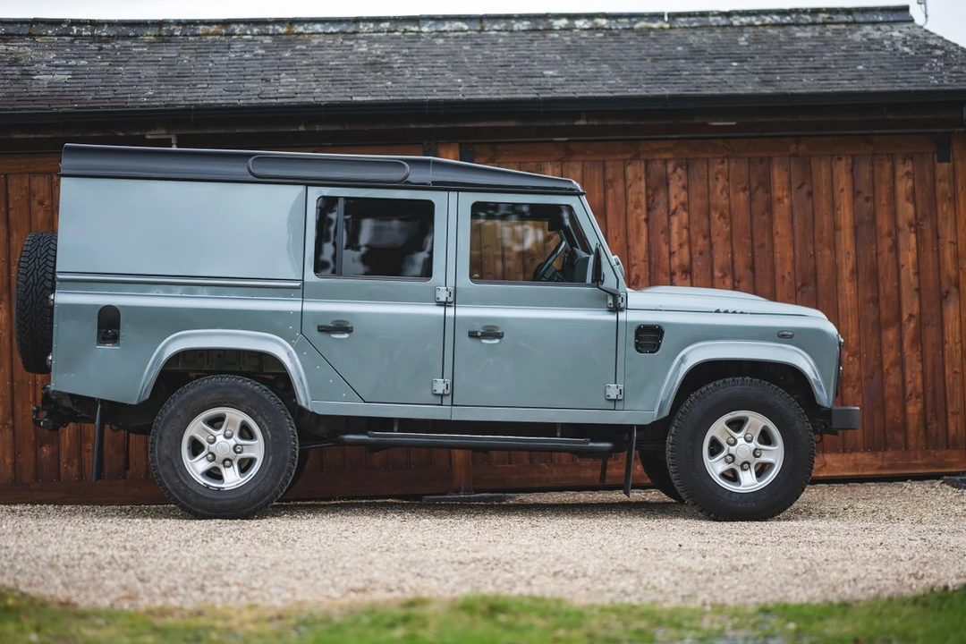 2016 Land Rover Defender 110 - Image 11 of 30