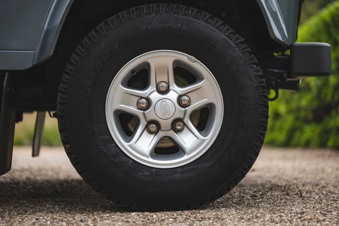 2016 Land Rover Defender 110 - Image 15 of 30