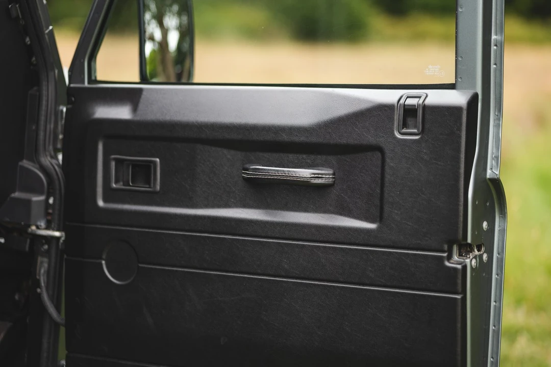 2016 Land Rover Defender 110 - Image 25 of 30