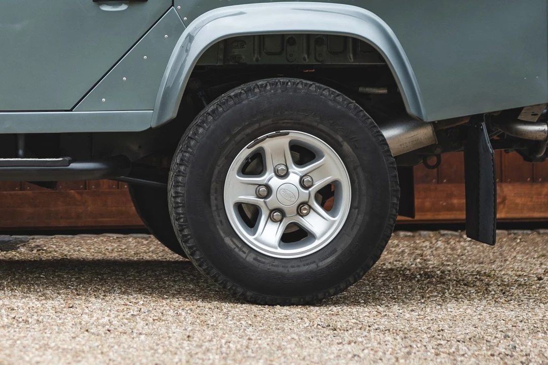 2016 Land Rover Defender 110 - Image 17 of 30