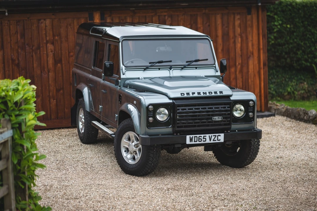 2016 Land Rover Defender 110 - Image 5 of 30