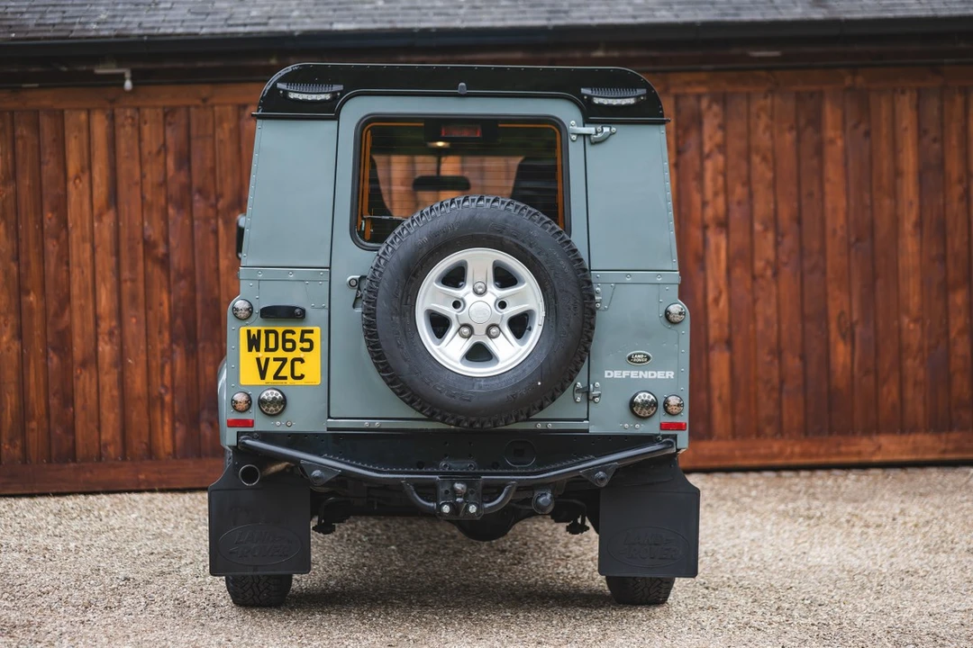 2016 Land Rover Defender 110 - Image 8 of 30