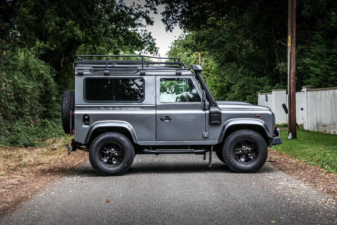 2016 Land Rover Defender 90 - Image 7 of 30