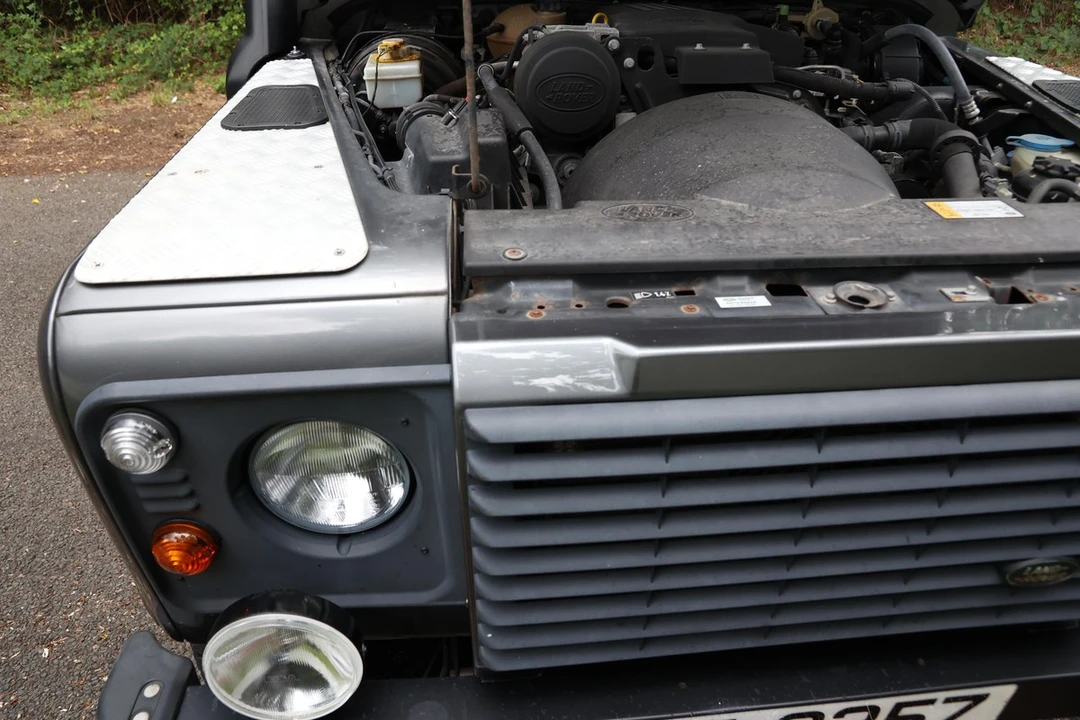 2016 Land Rover Defender 90 - Image 28 of 30