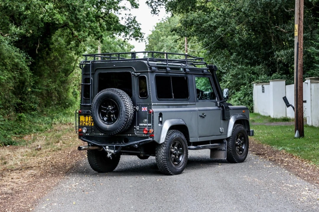 2016 Land Rover Defender 90 - Image 6 of 30