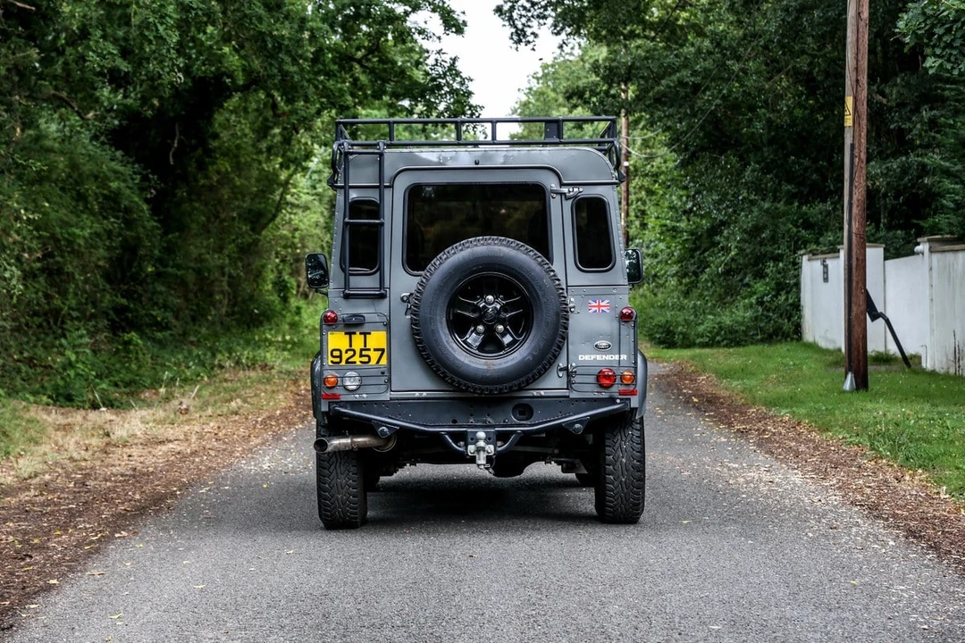 2016 Land Rover Defender 90 - Image 5 of 30