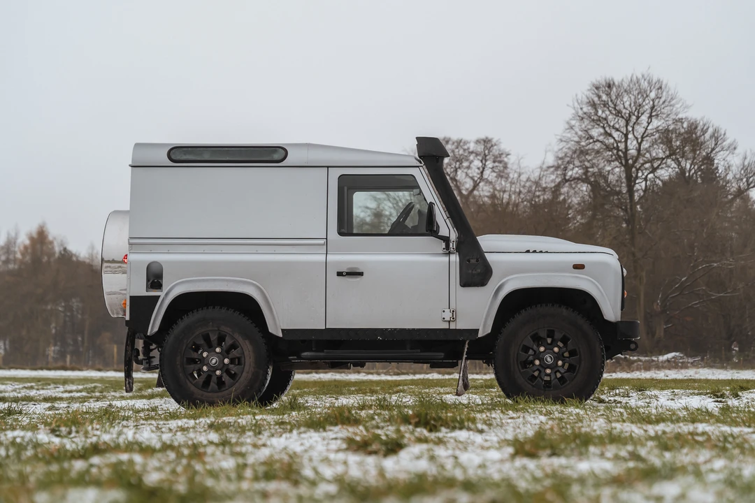 2016 Land Rover Defender 90 - Image 5 of 31