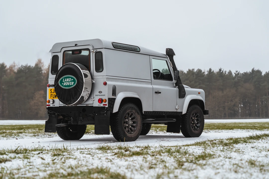 2016 Land Rover Defender 90 - Image 6 of 31
