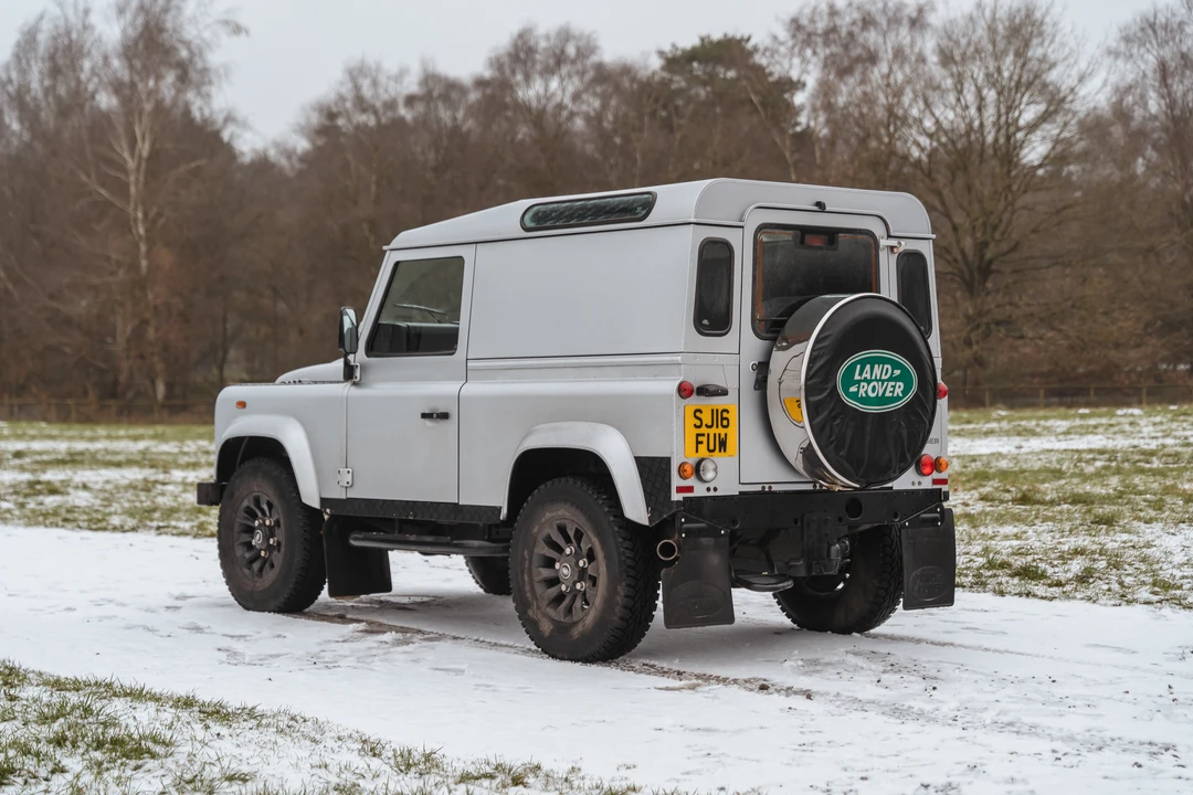 2016 Land Rover Defender 90 - Image 16 of 31