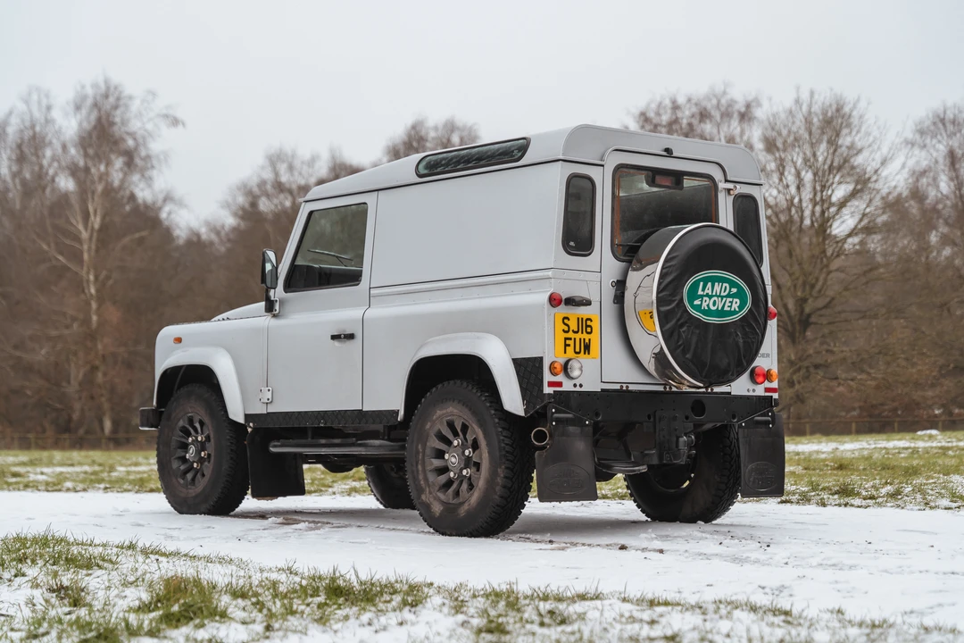 2016 Land Rover Defender 90 - Image 8 of 31