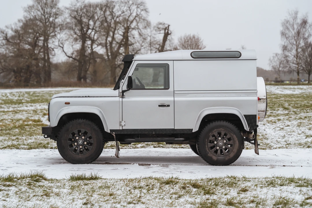 2016 Land Rover Defender 90 - Image 9 of 31