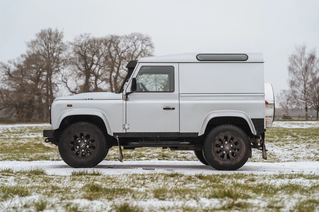 2016 Land Rover Defender 90 - Image 17 of 31