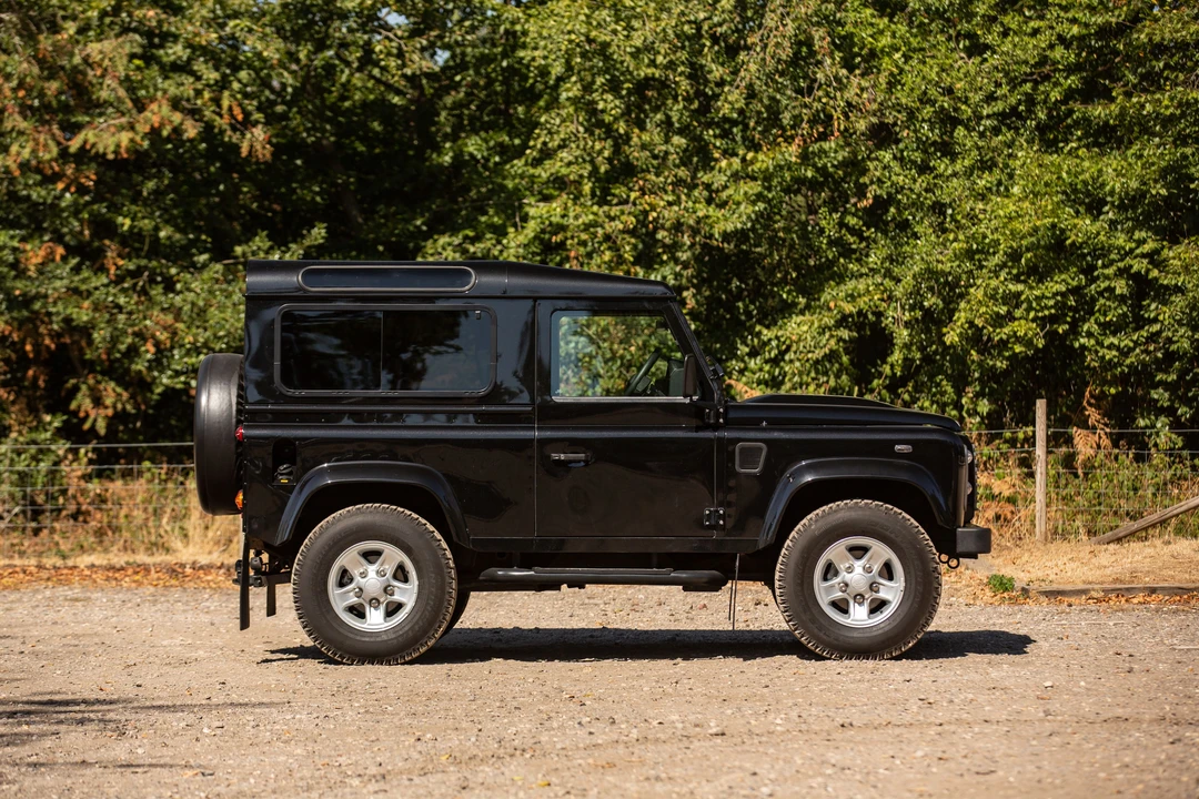 2016 Land Rover Defender 90 - Image 13 of 31