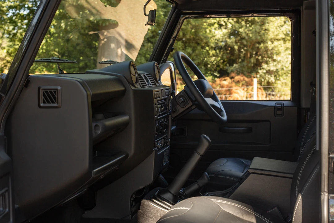 2016 Land Rover Defender 90 - Image 5 of 31