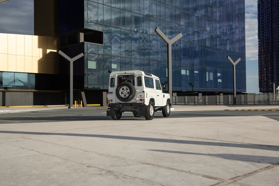 2015 Land Rover Defender 90 - Image 16 of 31