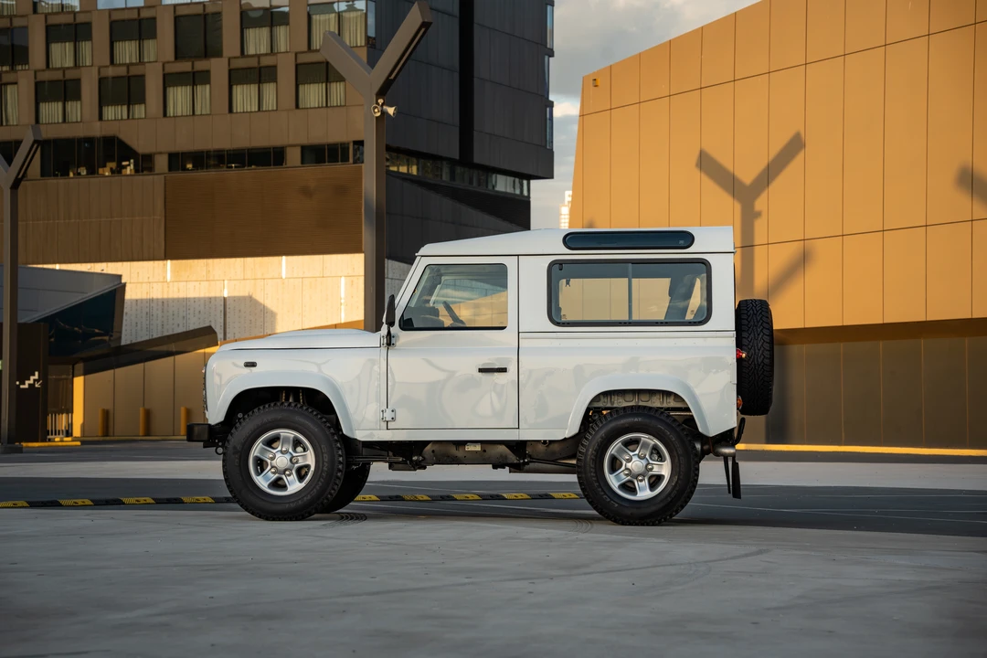 2015 Land Rover Defender 90 - Image 21 of 31