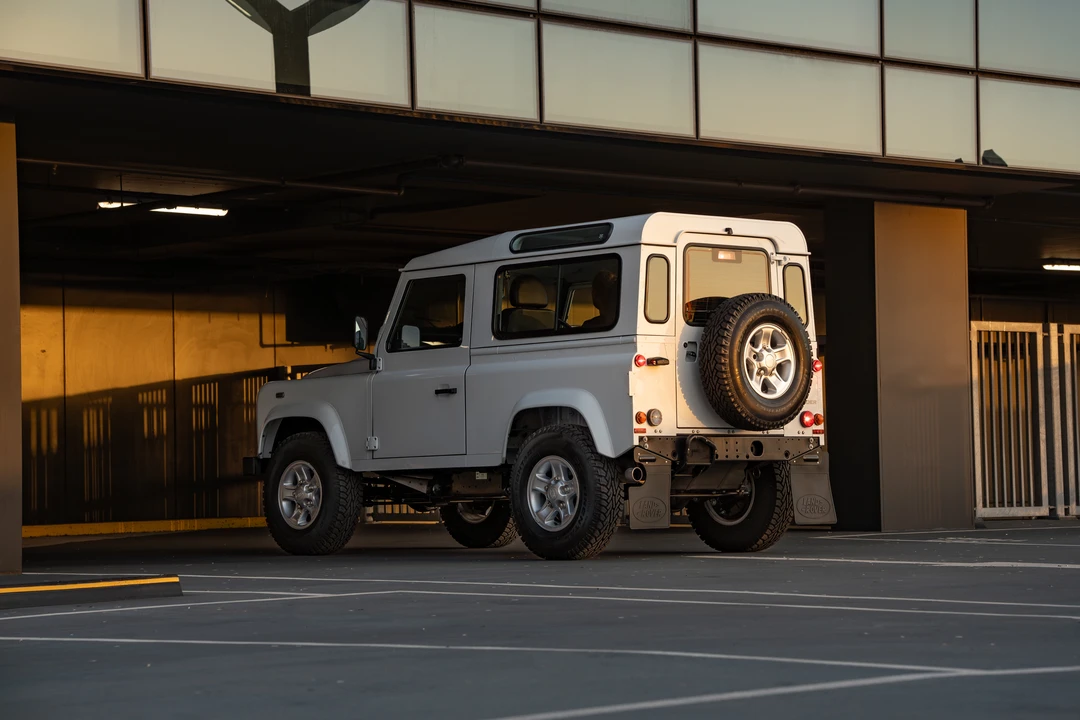 2015 Land Rover Defender 90 - Image 14 of 31