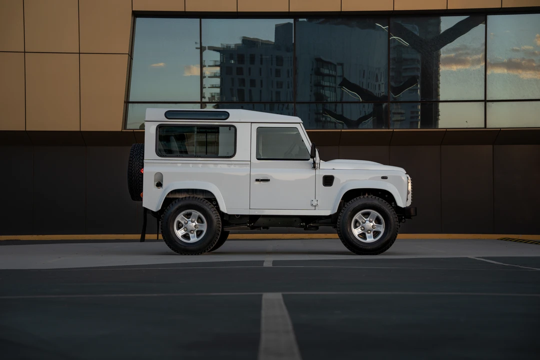 2015 Land Rover Defender 90 - Image 4 of 31