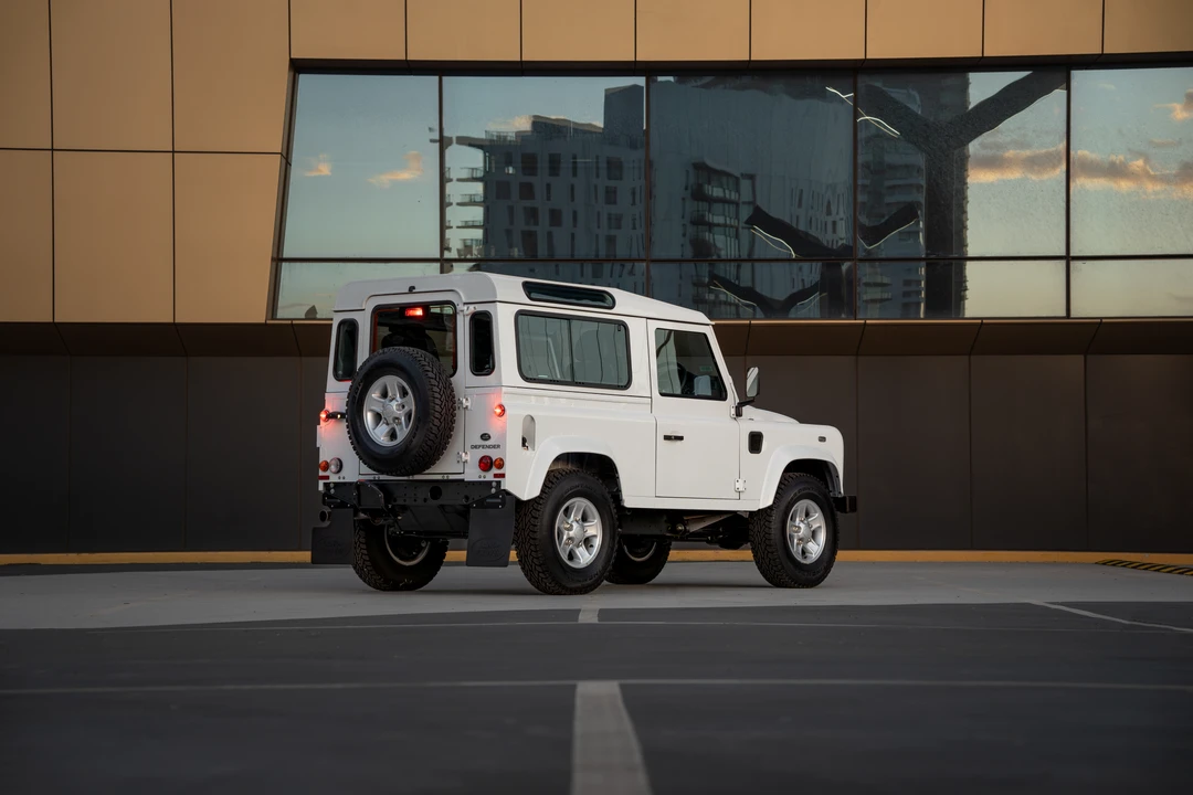 2015 Land Rover Defender 90 - Image 5 of 31