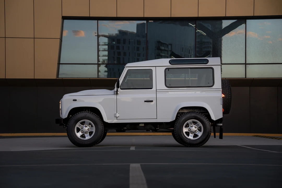 2015 Land Rover Defender 90 - Image 8 of 31