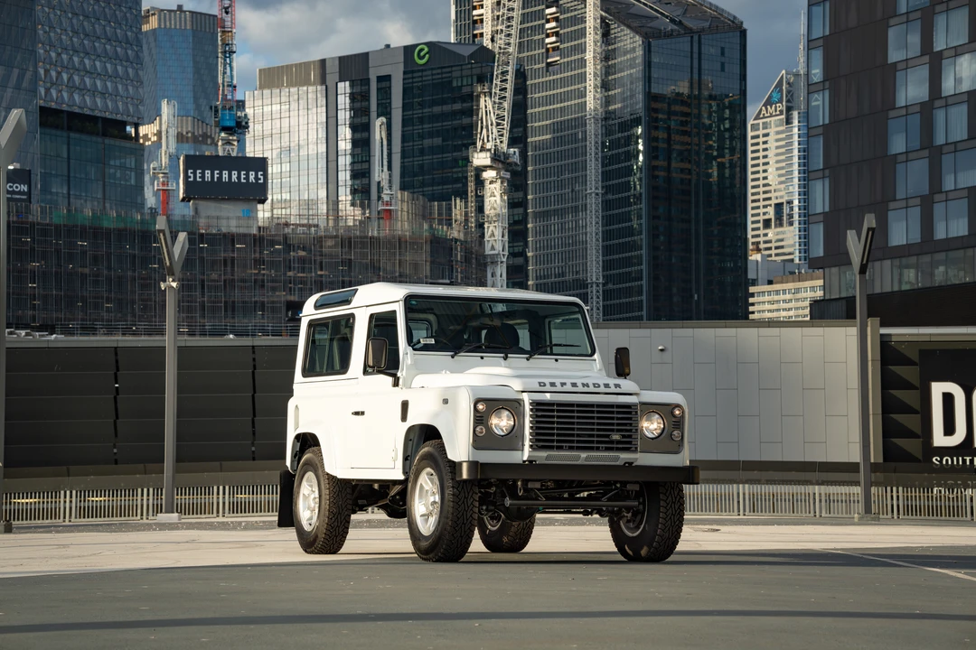 2015 Land Rover Defender 90 - Image 3 of 31