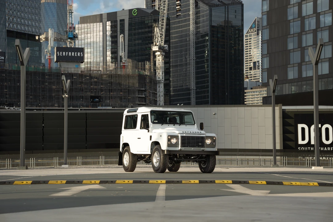 2015 Land Rover Defender 90 - Image 17 of 31