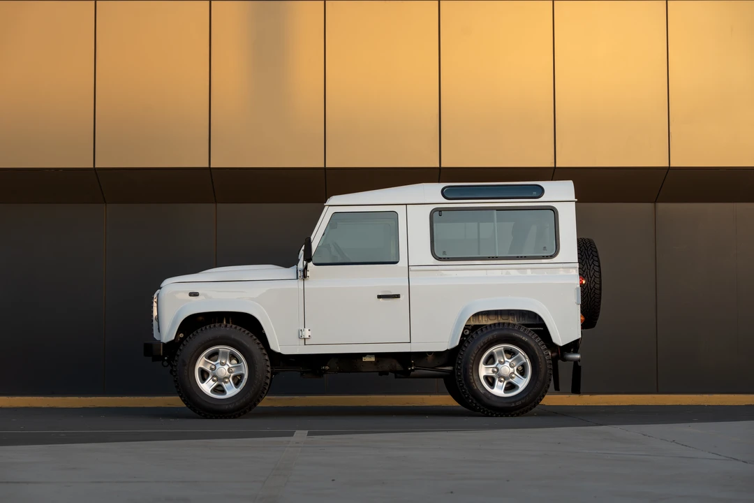 2015 Land Rover Defender 90 - Image 15 of 31