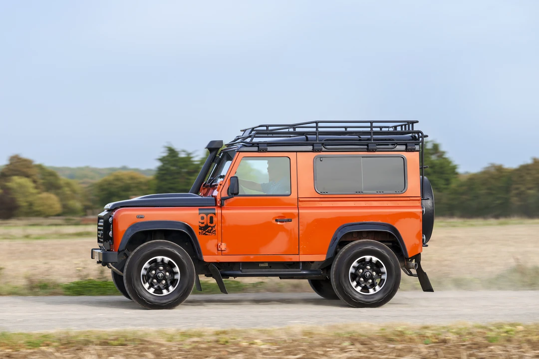 2016 Land Rover Defender 90 - Image 5 of 31
